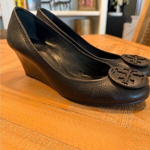Tory Burch Black Leather Logo Wedge Pumps 10